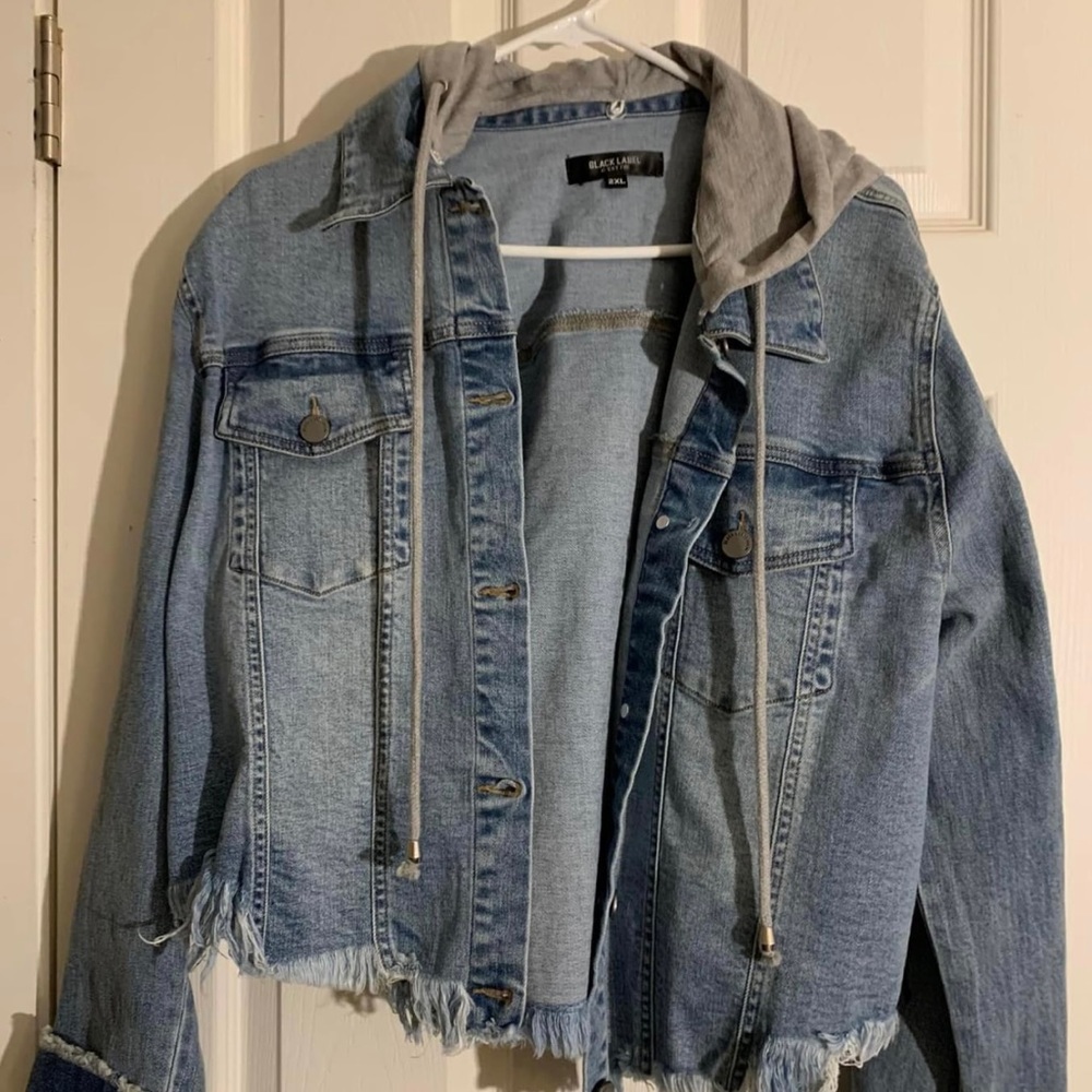 Size 2XL. Fits like a large.
